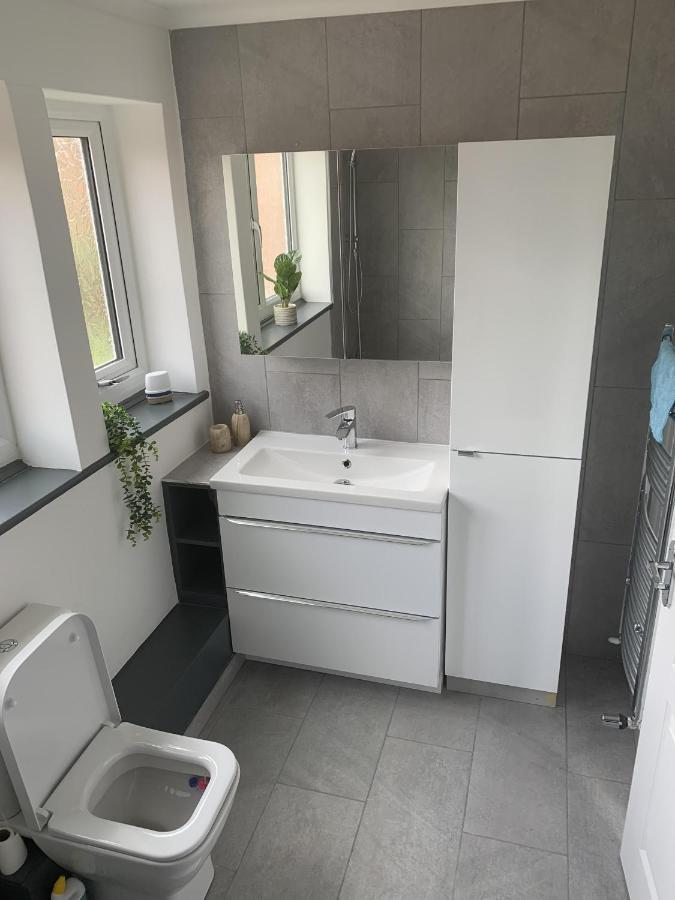 Crowthorne House: Spacious 3-bedroom Cul-de-sac Retreat *
