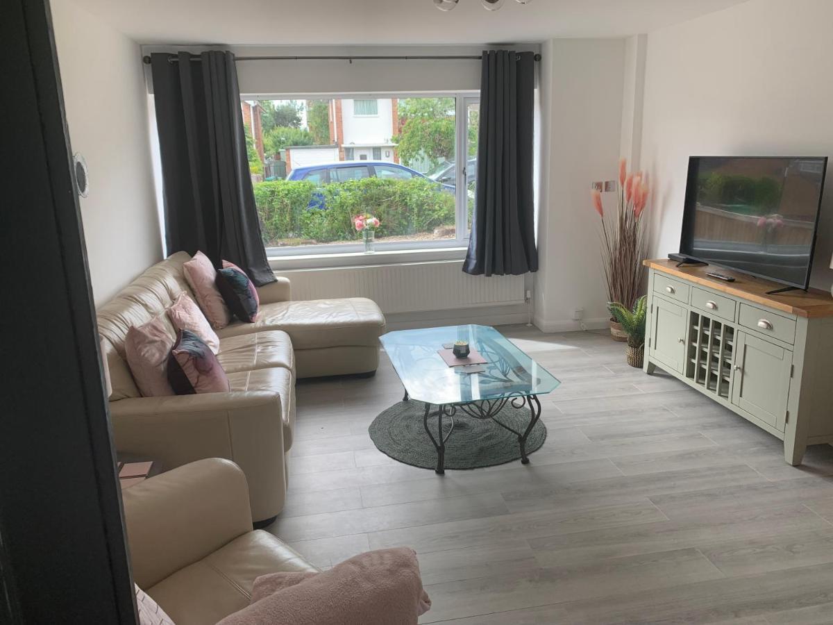 Holiday home Crowthorne House: Spacious 3-bedroom Cul-de-sac Retreat