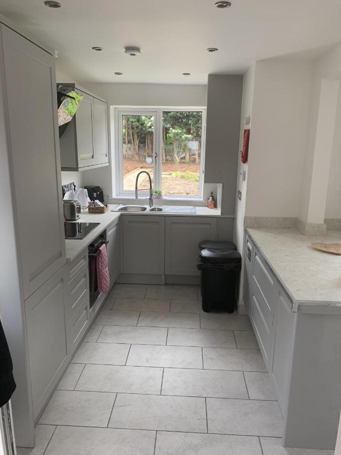 Crowthorne House, Beautiful 3 Bedroom For Upto 8 Guests, With Sofa Bed Cul-de-sac With Private Driveway Nottingham