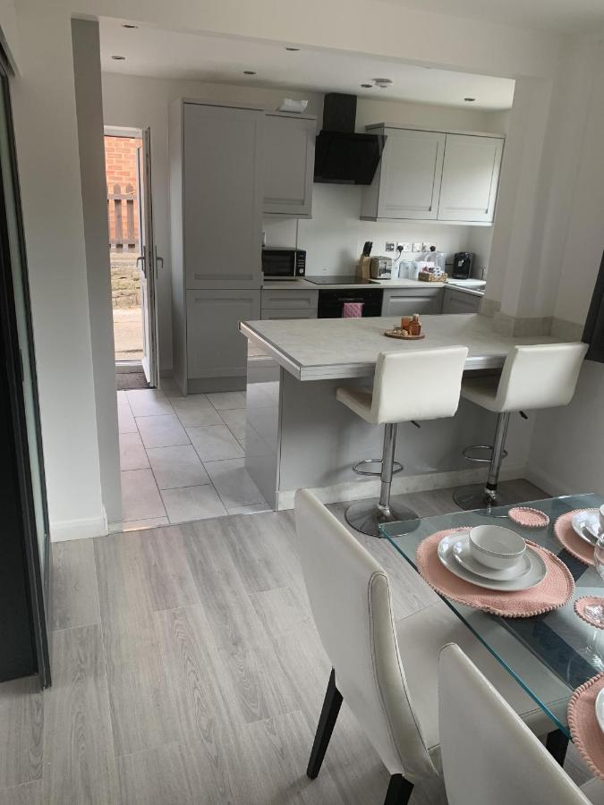 Crowthorne House, Beautiful 3 Bedroom For Upto 8 Guests, With Sofa Bed Cul-de-sac With Private Driveway * Nottingham