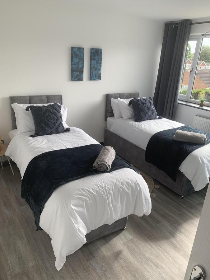 Crowthorne House, Beautiful 3 Bedroom For Upto 8 Guests, With Sofa Bed Cul-de-sac With Private Driveway *
