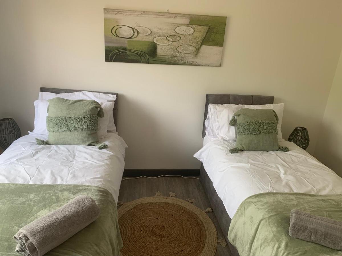 Crowthorne House, Beautiful 3 Bedroom For Upto 8 Guests, With Sofa Bed Cul-de-sac With Private Driveway Nottingham