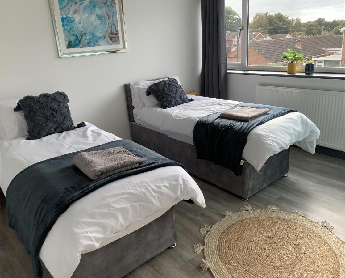 Crowthorne House, Beautiful 3 Bedroom For Upto 8 Guests, With Sofa Bed Cul-de-sac With Private Driveway